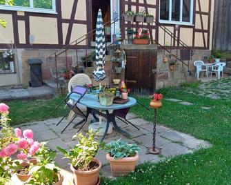 Ferienwohnung Baunatal - ruhiges Apartment am Ende einer Sackgasse - Baunatal - Innenhof