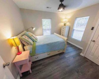 The Tiny: 2-Br, Lake Wateree Sunsets + Shared Boat Ramp & Dock! - Camden - Bedroom