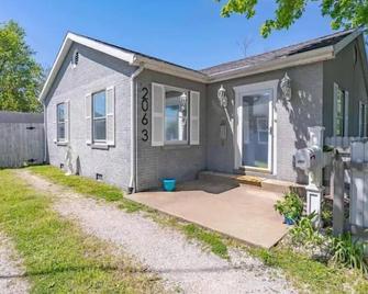 Fenced-In Yard on the East Side - Evansville - Building