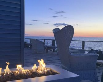 Lake Michigan Cottage - Waterfront on Sunset Bluff (The 'Sage') - Mears - Balcony