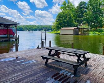 Relax and Enjoy Great Outdoors, Lake Fun, 4 Bedroom, 4 Bath - Troy - Patio