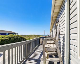 Oak Island Condo with Ocean View Steps to Beach! - Oak Island - Balcón