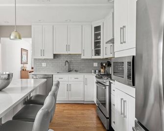 Hampton's Haven: Family fun!Heated Pool, year round Hot Tub!Game Room;Fast WiFi! - Westhampton Beach - Kitchen