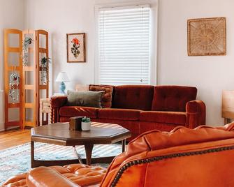 Gypsy Terrace near MSU, hospital, & country club - Wichita Falls - Living room
