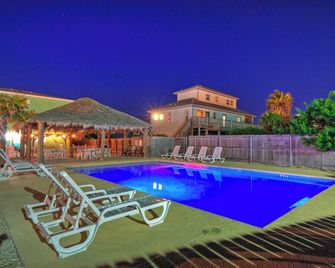 Backyard Tiki Bar, Walk to the Beach, Pool Cabana Cheeky Tiki by Avantstay - Port Aransas - Pool