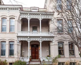 Location, Beauty & Free Parking In Downtown Capitol Hill! - Washington, D.C. - Building