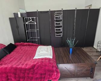 Chic private bedroom housing close to public transportation to the loop. - Chicago
