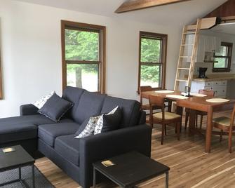 Waterfront home on Forest Lake in Gray, Maine. Perfect for 1 or 2 couples. - Gray - Living room