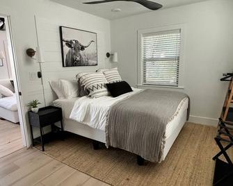 Walk to Best Eats and Shops and Stay in Style - Fort Myers - Bedroom