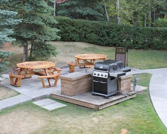 Harmony Heights - Two Level Townhouse - Hot Tub & Fire Pit - Harvie Heights - Patio