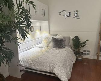 Spacious! Breakfast! Hot tub! Comfy! Location! - Lynden - Bedroom