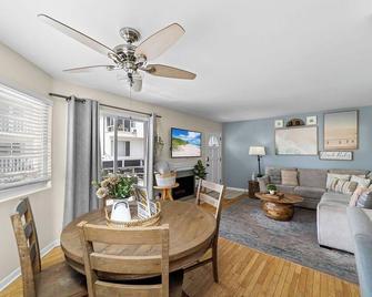 2/2 Beach Bungalow With Ocean Views & Parking! - El Segundo - Comedor