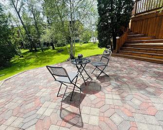 Calm, Quiet & Luxurious - Timmins - Terasa