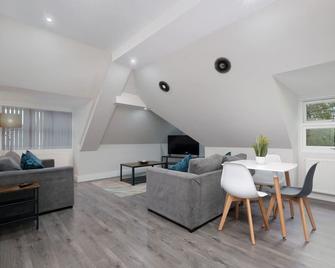 05 - Crown Place 3 Bedroom Luxury Penthouse - Shepperton - Restaurant
