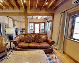 Black Mesa Casita: Just a 5 minute walk to the Plaza! - Santa Fe - Wohnzimmer