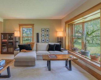 Luxury Hillside Farmhouse on The Bay of Quinte - Belleville