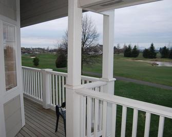 Fully Furnished 2 Bedroom Condo - Pet Friendly! 30 Day Minimum Stay Required. - Lynden - Balcony