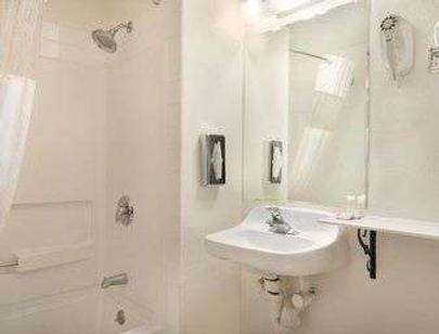 Days Inn by Wyndham Morton - Morton - Bathroom