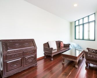 Baan Khun Nine Hostel Wangdoem - Bangkok - Living room