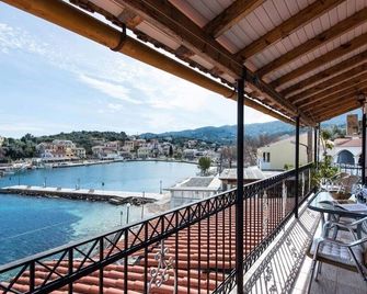 modern 2 bedroom fully furnished apartment over looking the harbour of Kassiopi - Kassiopi - Balkon