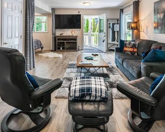 Nesting Ravens B@B . Cozy suite on Private Acreage, Safe and enjoyable stay! - Nanaimo - Living room