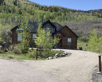Custom log cabin nestled in Powderhorn Ski Resort. Great in winter or summer. - Mesa - Building