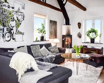 Cozy Home In Kpingebro With 4 Bedrooms - Köpingebro - Living room