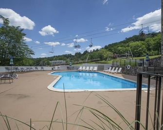 Ski/MTB/Golf Condo (#132) - Slope side | Mountain, golf course views | Vaulted ceilings! - Basye - Piscina