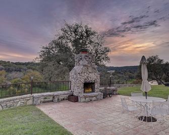 'The Cliff House' Riverfront with incredible views! Sleeps 18! - Hunt - Patio