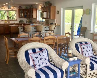 Sugarloaf Key Home With Beach, Dock and Canal! - Sugarloaf Shores - Living room