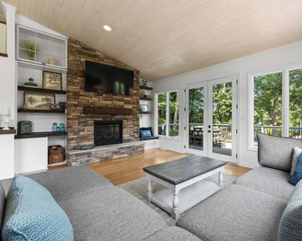 Cove's End by Avantstay Dock, Game Room, Fire Pit & Forest Views - Mooresville - Living room
