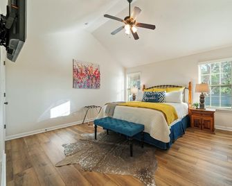 New•jtown Junction•luxe•3br 2ba For 7•desirable Neighborhood•yard•1king •2queens - Jourdanton - Slaapkamer