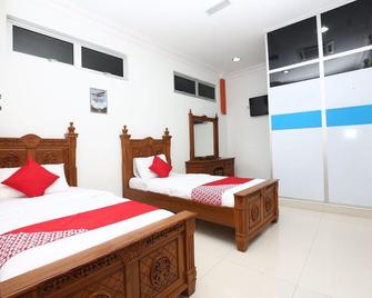 Super OYO 89435 Nusantara Group Hotel - Jerteh - Bedroom
