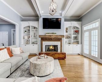 Luxurious 13,000 sq. ft. home: 7 private king suites, bunk room & movie theater - Dacula - Sala de estar