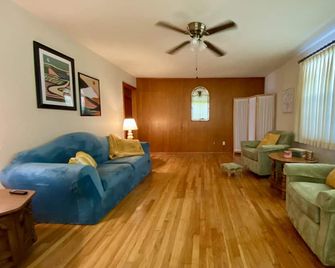 Vintage Charm, Upgraded - White Sheets + Fast Wi Fi + 2 King Beds - Russellville - Obývací pokoj