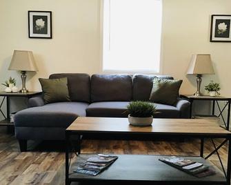 2 Bedroom 1 bath House on the New River - Hinton - Sala de estar