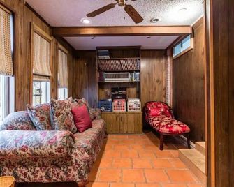 Charming Home Near Downtown Dallas - דאלאס - סלון