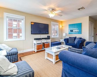 4-bedroom condo with elevator and king bed and parking - Ocean City - Living room