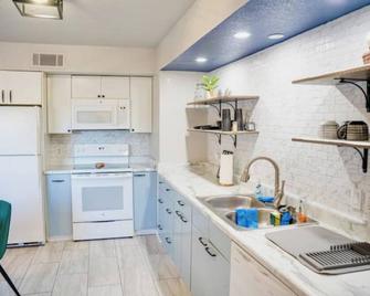 Cozy Condo - Yuma - Kitchen