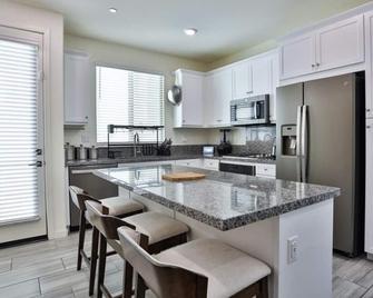 Gate community, quiet environment, easy to access transportation - Upland - Kitchen