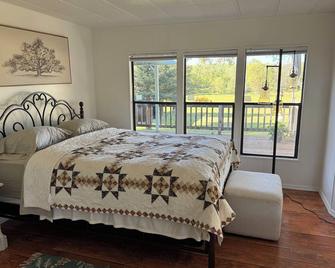 Rustic cozy cabin on rivers edge - Oakdale - Bedroom
