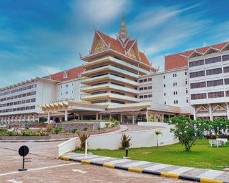 Hotel Cambodiana - Phnom Penh - Building