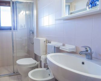 Guesthost - Lignano Sabbiadoro Flat Garage - Lignano - Bad