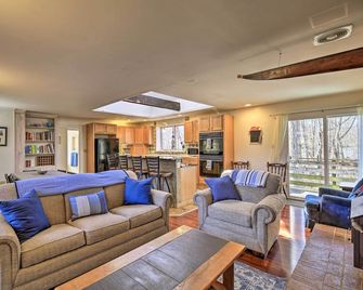 Pet-Friendly Cabin w/ Dock on Claytor Lake! - Radford - Wohnzimmer