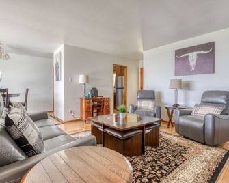 Machouse - McMinnville - Living room