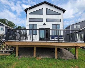 Brand-New Lakefront Retreat on Nettle Lake Swim, Fish & Relax - Montpelier - Building