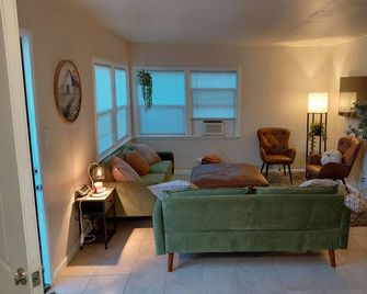 Cozy fully furnished 1-bedroom house in beautiful Lancaster - Lancaster - Huiskamer
