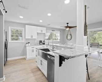 This cottage is a 2 bedroom(s), 1 bathrooms, located in Claremont, NC. - Claremont - Kitchen