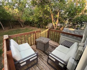 Beautiful Home in Downtown Rapid City two-bedroom one-bathroom; sleeps 5 people. - Rapid City - Patio