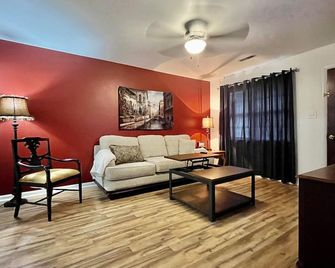 Convenient, curbside Duplex close to Cullman businesses and restaurants! - Cullman - Sala de estar